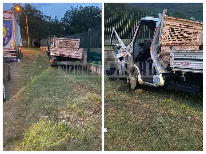 Sbandano con l’auto e prendono in pieno un camion. Si danno alla fuga