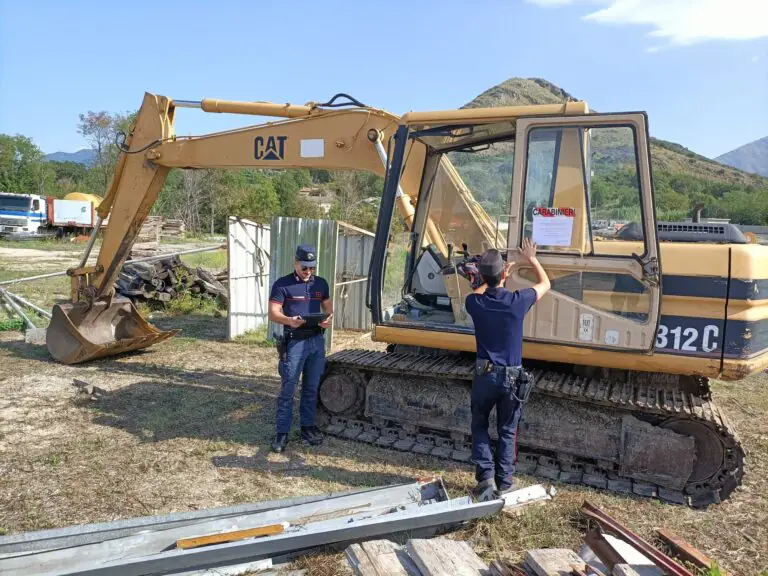 Estrazioni abusive, sequestrato escavatore nell’alveo del fiume