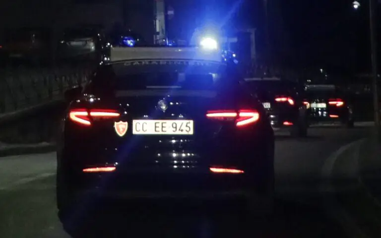 Spedizione punitiva in tarda nottata: pestato giovane, sparati colpi di pistola
