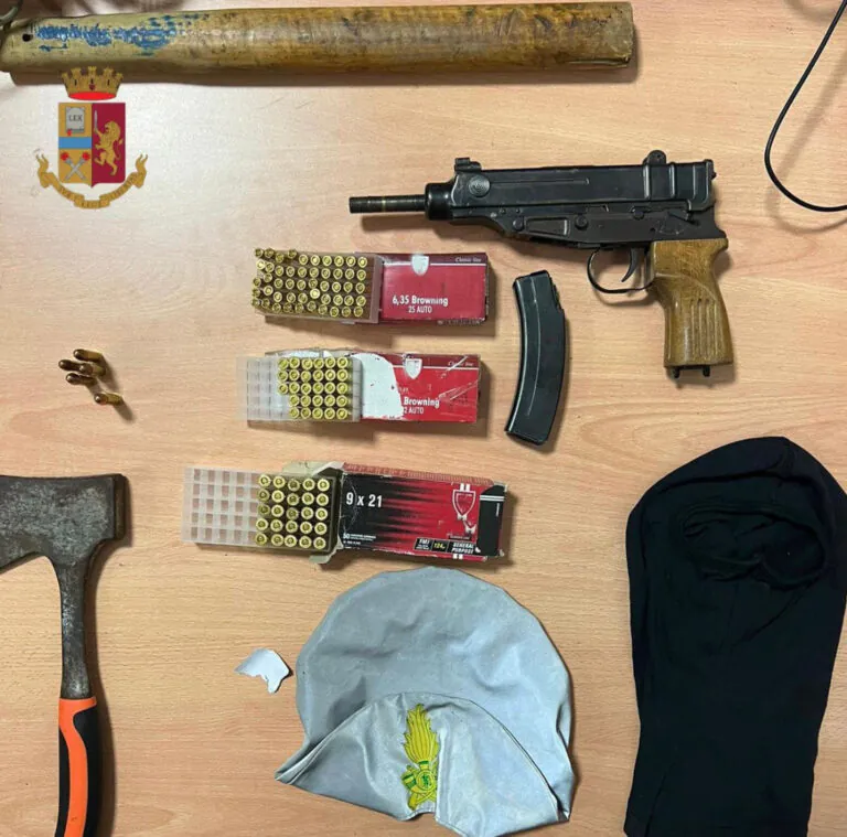 Escono armati la sera come se dovessero andare in guerra, 7 nei guai tra raid sventati e arsenali sequestrati