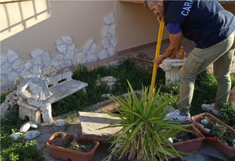 Getta un etto di coca nel water, carabinieri scavano nella fossa biologica per recuperarla