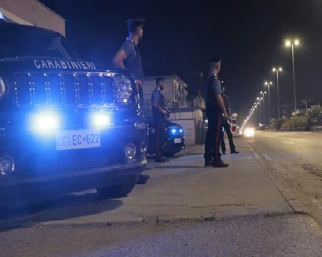 Arriva al bar già ubriaco, titolare lo caccia: picchia sia lui che i carabinieri