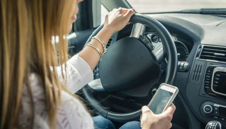 Entra in vigore il nuovo Codice della strada: stretta su smartphone e le nuove regole per i ciclisti
