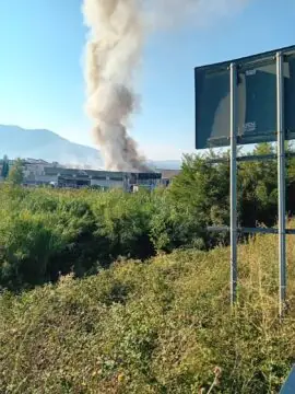 Brucia un deposito di detersivi: colonna di fumo e fiamme