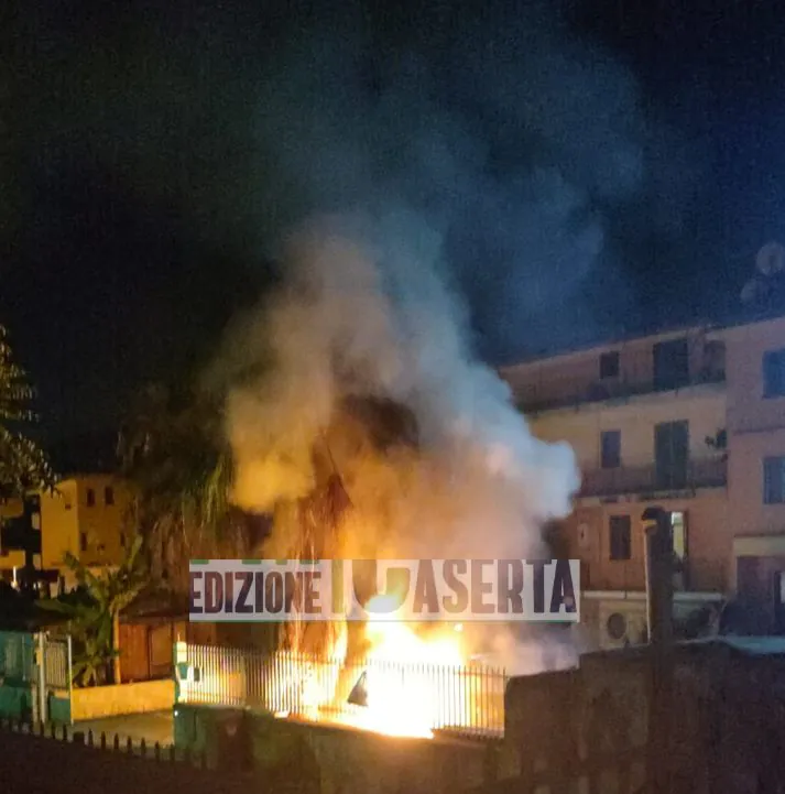 Incendiata l’auto di un commerciante nel cortile di un palazzina