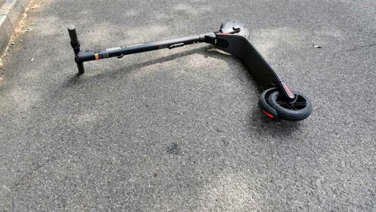 Monopattino parte da solo e prende fuoco: paura in piazza