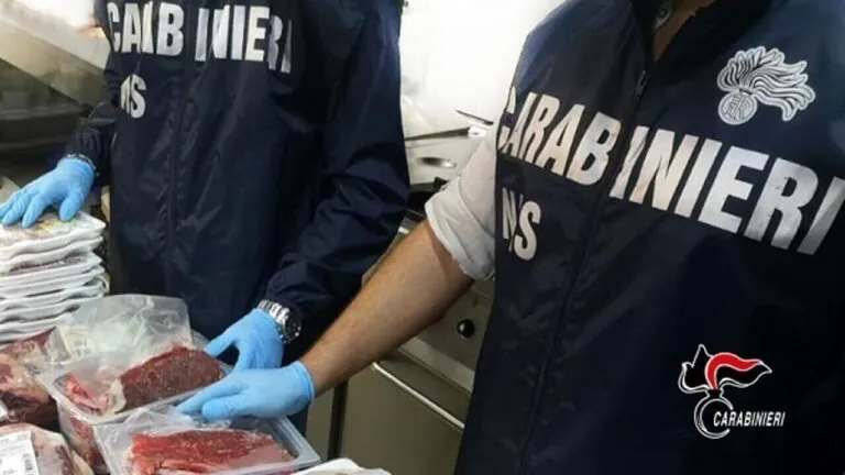 Blitz nel ristorante, alimenti scaduti e non tracciati: sequestrato un quintale di cibo