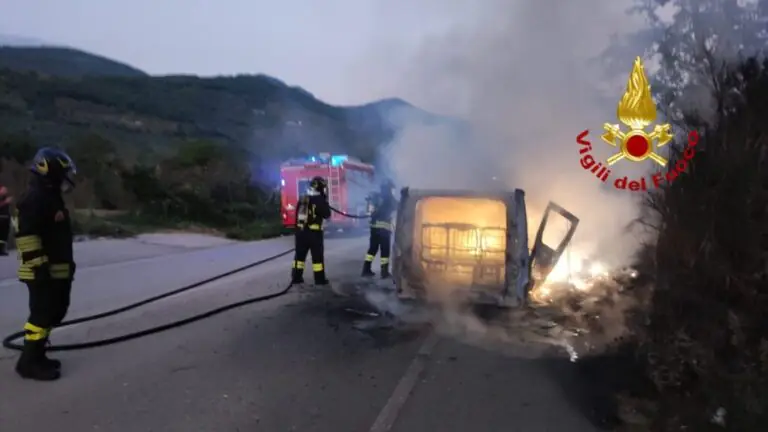 Pulmino con 6 persone a bordo divorato dalle fiamme durante viaggio