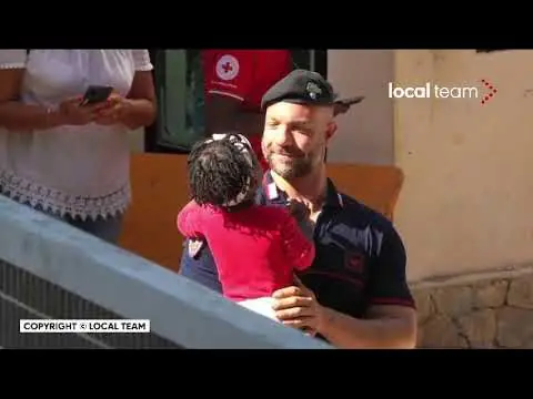 Bimba e militare a Lampedusa, la storia del carabiniere casertano nell’immagine dell’anno