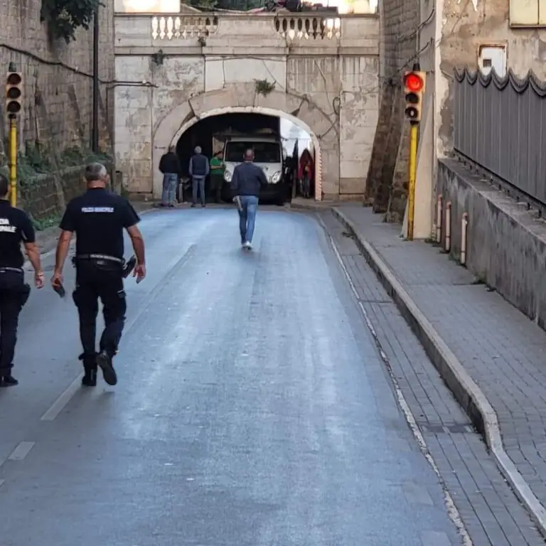 Furgone danneggia il ponte: circolazione in tilt