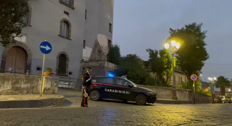 Minaccia di morte la moglie durante la cerimonia della prima comunione della loro figlia