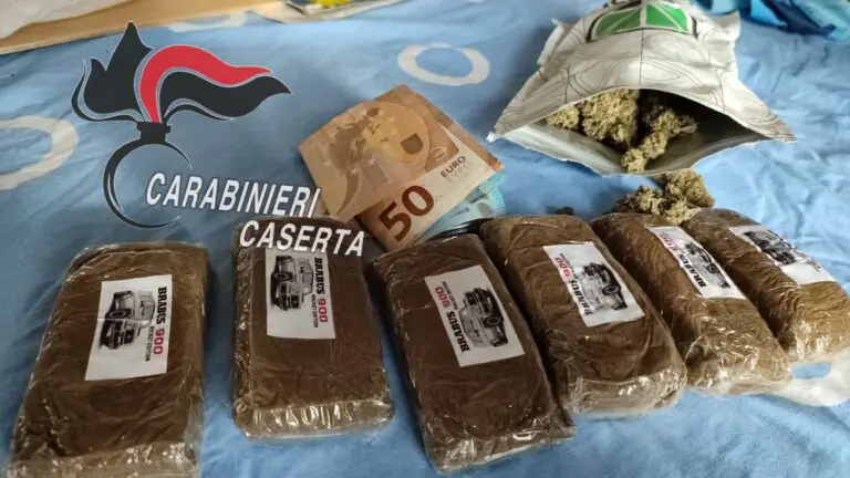 Sorpreso con mezzo chilo di fumo in camera da letto