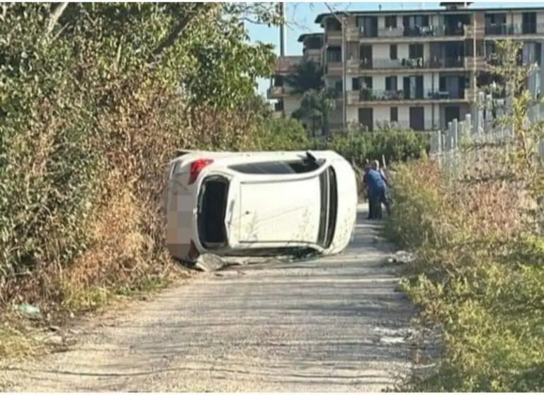 Auto sospetta braccata si ribalta dopo inseguimento da film. Foto