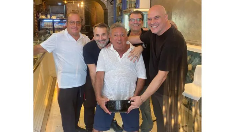 Paolantoni replica la gag social della vittoria del Napoli in un bar del casertano