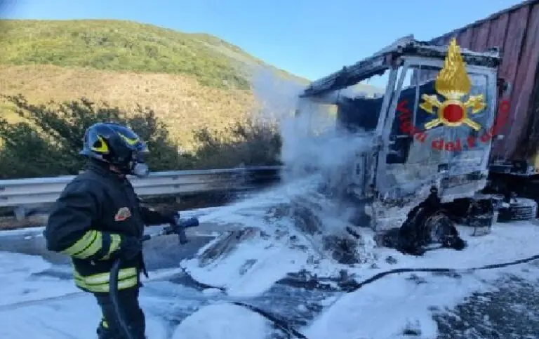 Camion di birra distrutto dalle fiamme: in fumo litri di alcol