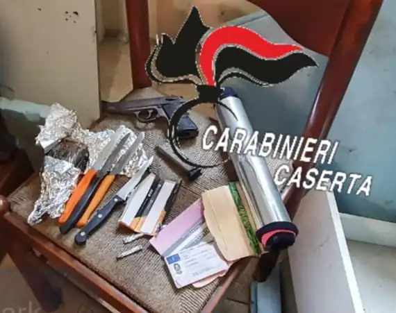 Sul tavolo di casa ha pistola carica, 2 etti di hashish e patente falsa: finisce in cella