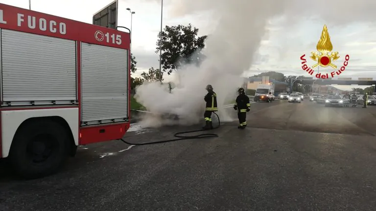 Il boato e poi le fiamme, auto prende fuoco all’improvviso sull’A1