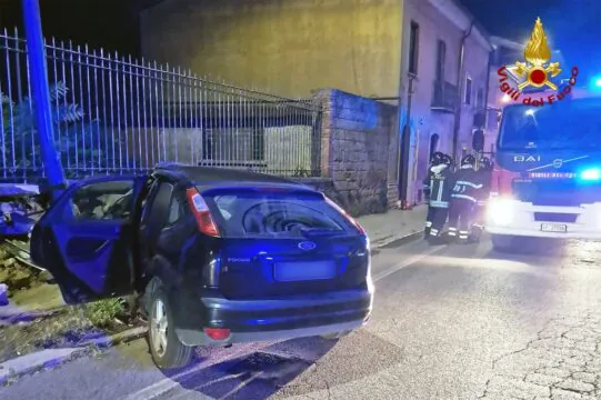 Auto con 4 ragazzi sbanda e finisce contro un muro
