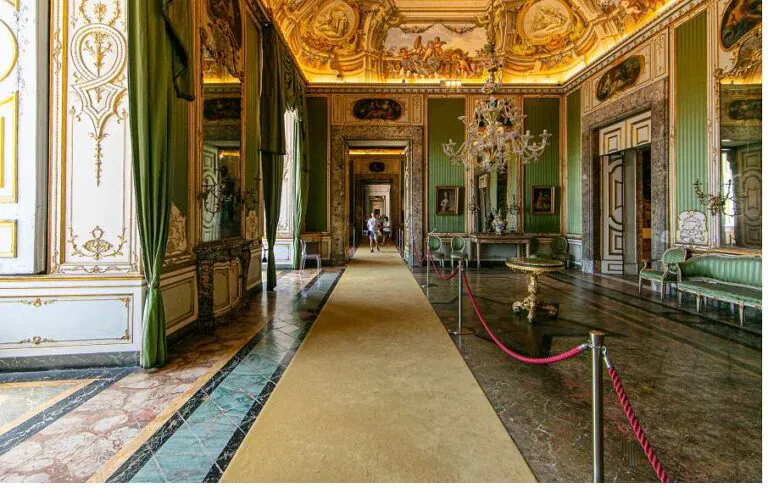 Restauro delle porte degli Appartamenti reali della Reggia di Caserta