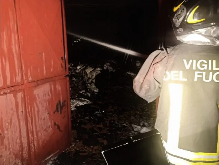 Incendio nello scantinato della villetta, paura nella notte. FOTO