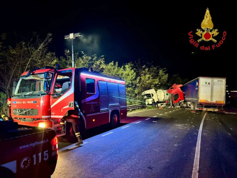Incidente choc nel Casertano tra 2 autotreni: camionista estratto dalle lamiere
