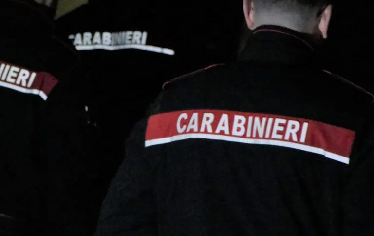 Picchia la moglie davanti ai figli poi va a comprare le sigarette
