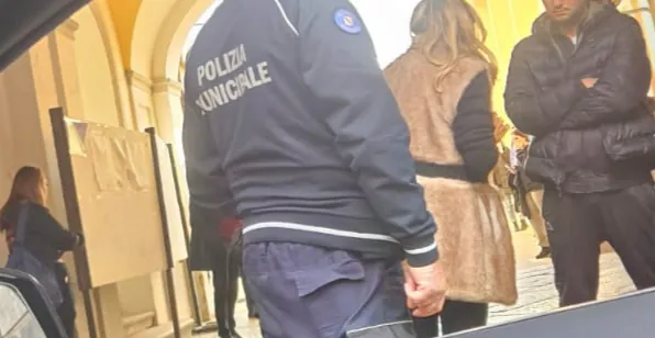 Coltellate per uno sguardo di troppo, fratellastri fermati arrivano dalla città vicina