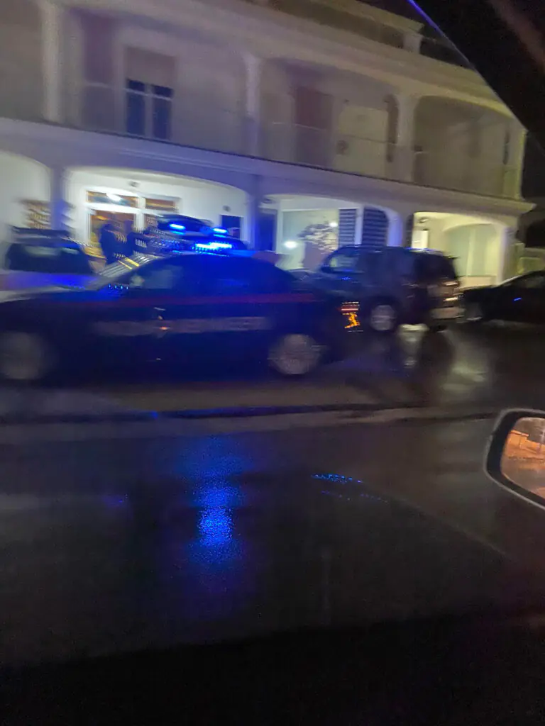 Scappa dai domiciliari, si ribalta con l’auto