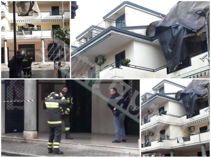 Tromba d’aria spazza via tetto da un palazzo: la guaina centra lo stabile di fronte