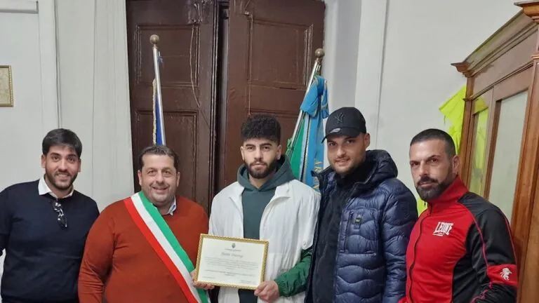 Atleta della Valle premiato dal sindaco dopo la medaglia d’oro ai campionati italiani