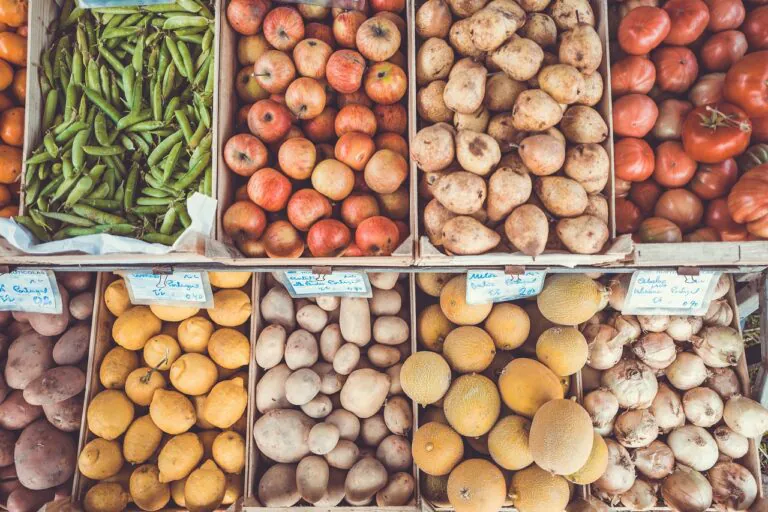 Frutta venduta a peso d’oro: rincari fino al 50%