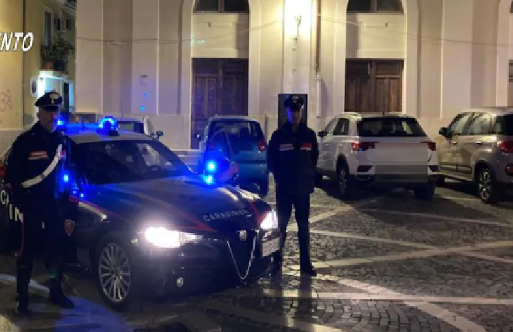 Carabinieri nei locali, caccia a droga e lavoratori irregolari