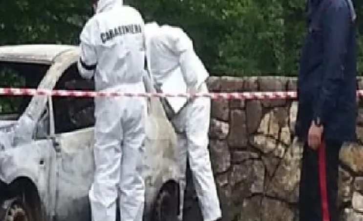 Spengono le fiamme e trovano un uomo carbonizzato nell’auto: città sotto choc
