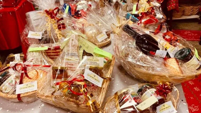 Caro Natale, dal panettone ai cesti natalizi i prezzi sono alle stelle