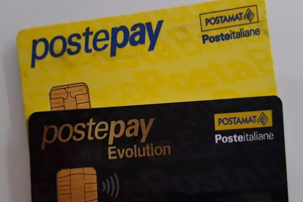 Si spaccia per operatore delle Poste e le dice che carta è bloccata: si fa fare due accrediti-truffa