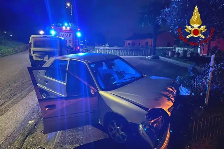 Auto con tre a bordo finisce contro centralina del gas