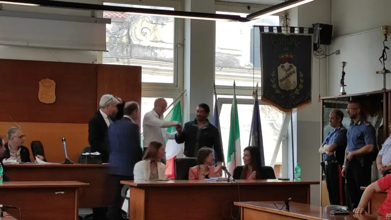 Fiction Rai sulla preside Carfora: le congratulazioni in consiglio comunale