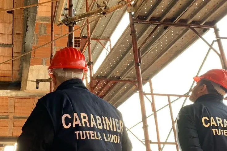 Lavoratori irregolari nel cantiere, imprenditore nei guai dopo blitz dei militari