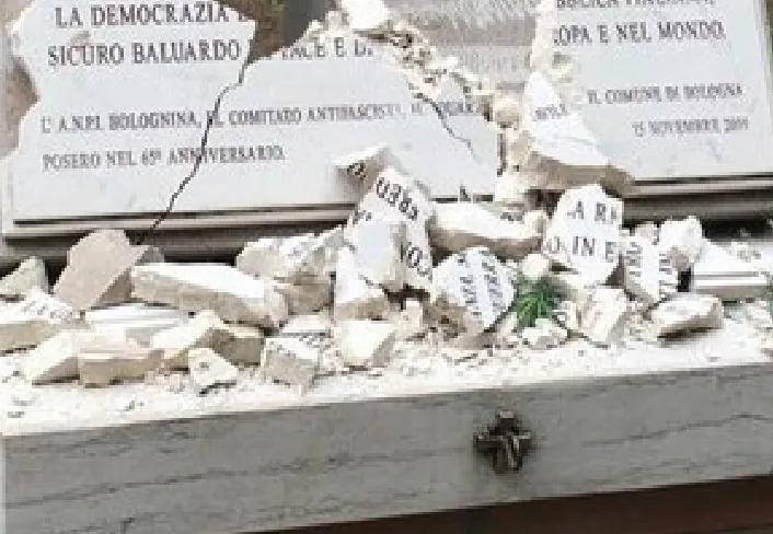 Non lo pagano, artigiano distrugge lapide del cimitero a martellate