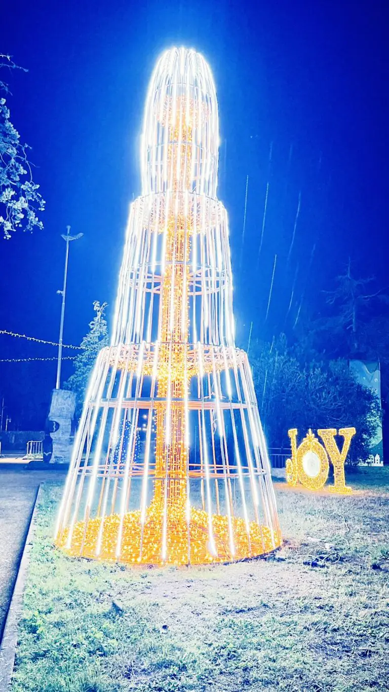 Natale senza luci, scoppia il caso i città