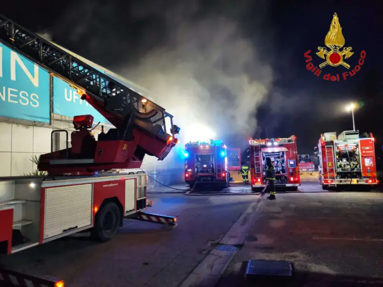 Incendio al Pic, box distrutto dalle fiamme nella notte. FOTO