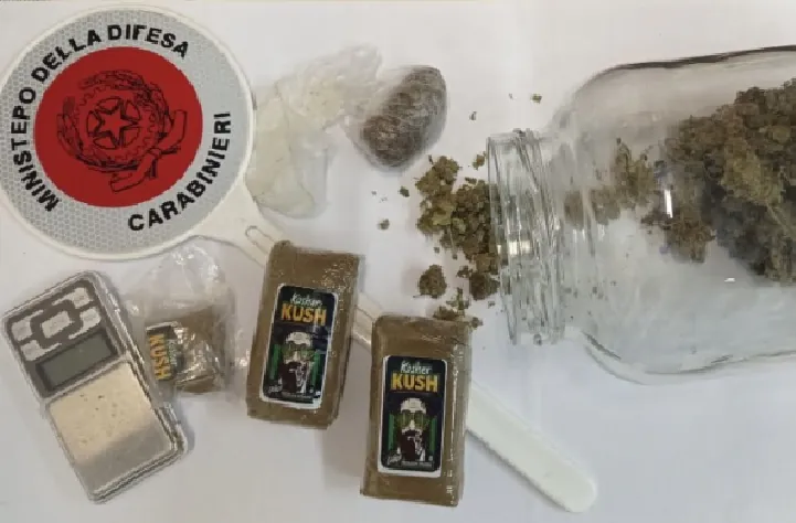 Carabinieri attirati dall’odore gli perquisiscono casa: droga tra armadio e scrivania