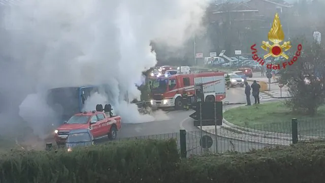 Autobus prende fuoco, choc sulla Variante