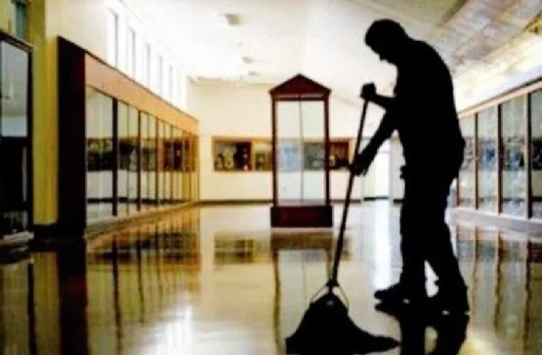 Bidello del liceo arrestato per violenza sessuale su due ragazzine