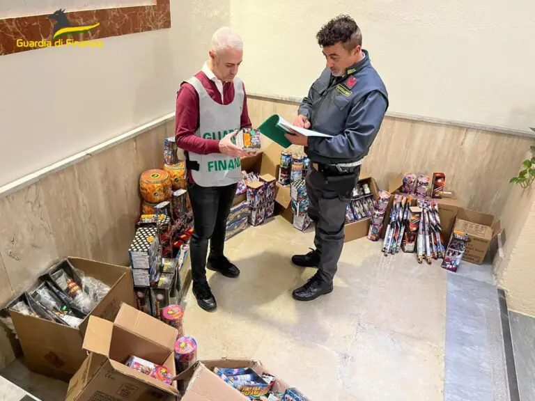 Finanza sequestra 43mila botti illegali: i negozi li vendono insieme ai giocattoli