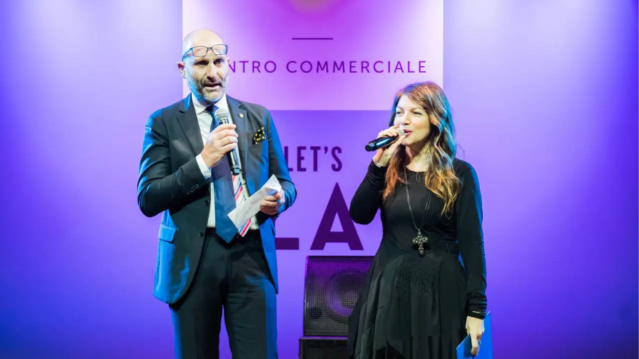 centro commerciale campania cristina d'avena