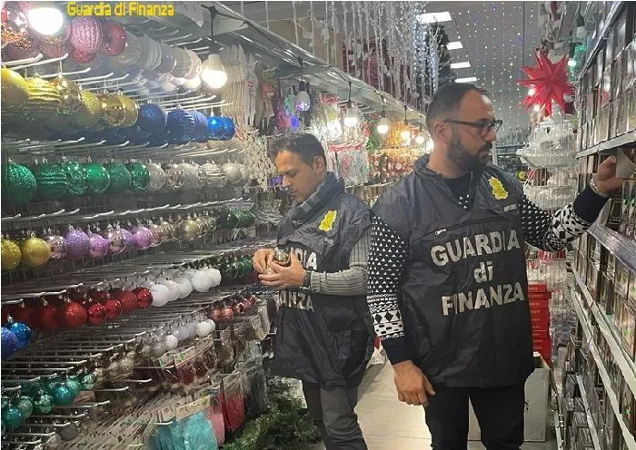 Natale sicuro, blitz della Finanza: requisiti 24mila addobbi