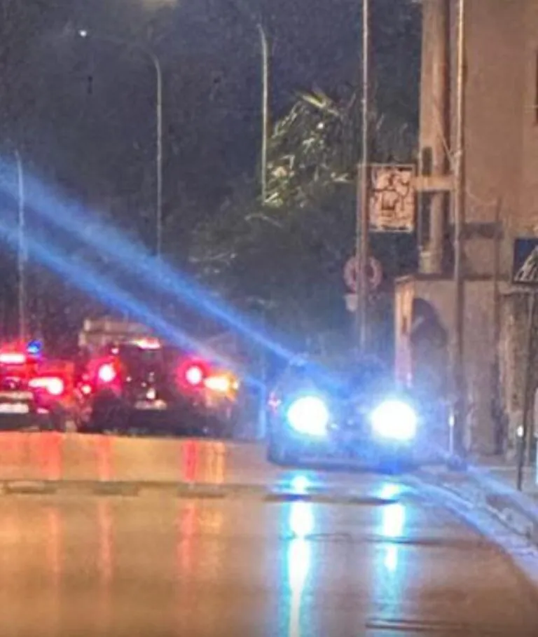 Ruba un’auto e si da alla fuga: folle inseguimento finisce in uno schianto