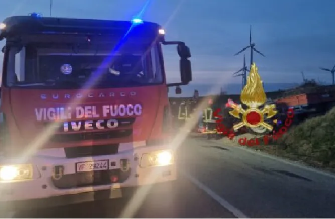 Ventenne si ribalta mentre torna a casa