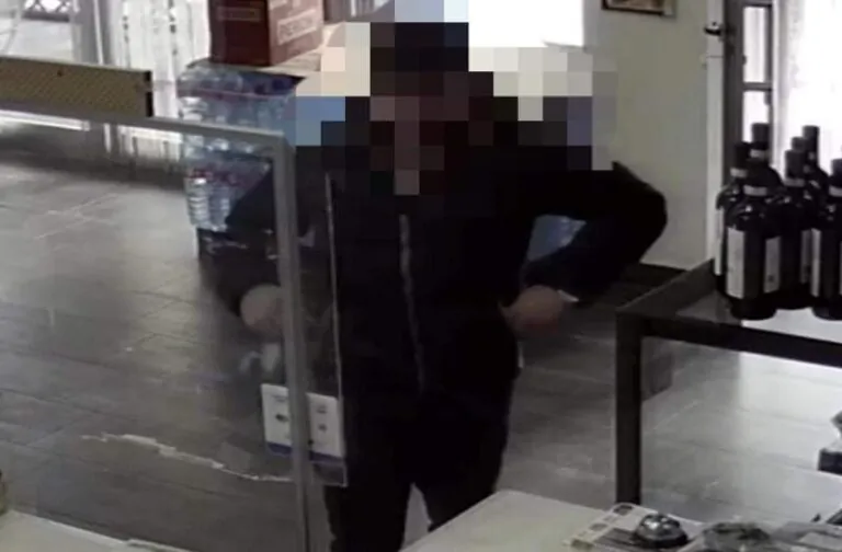 Si presenta come rappresentante di una nota società di profumi per truffare caseificio